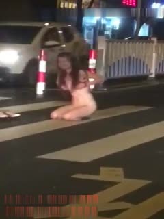 最新门事件醉酒女半夜脱光光在马路中间模拟性交被路过的司机按喇叭围观喝彩